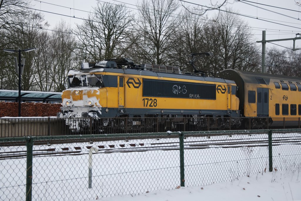 NS 1728 mit ein regionalzug Zwolle-Nijkerk, nach ein spezial Fahrplan, am 20/12/09 im bahnhof 't Harde.