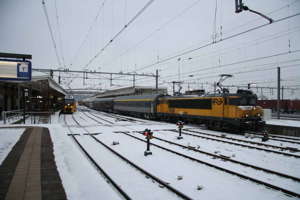 NS 1729 mit dem von der Unisiff gebrachten DZ 13212 bei der Weiterfahrt heute in Venlo. 14.02.10