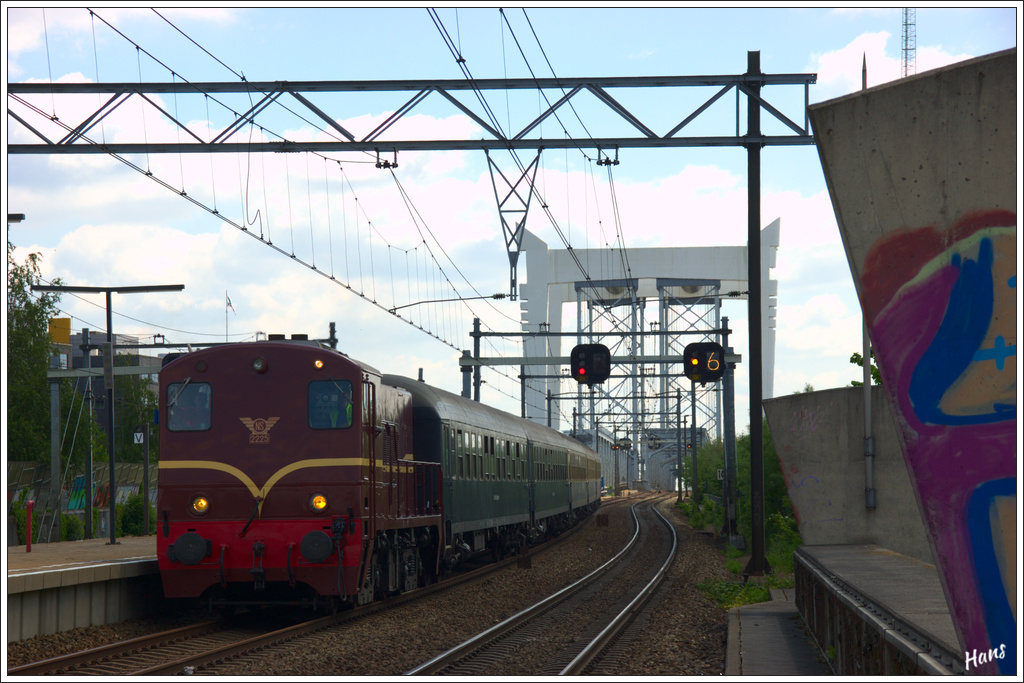 NS 2225 hat am 2. Juni 2012 einige Waggons aus Emmerich am Rhein nach Dordrecht gebracht. Danach ging es nach Rotterdam, wo der Zug wartete auf die Rckfahrt. Hier hat er soeben die Brcke zwischen Dordrecht und Zwijndrecht passiert und durchfhrt nun den Bahnhof von Zwijndrecht.