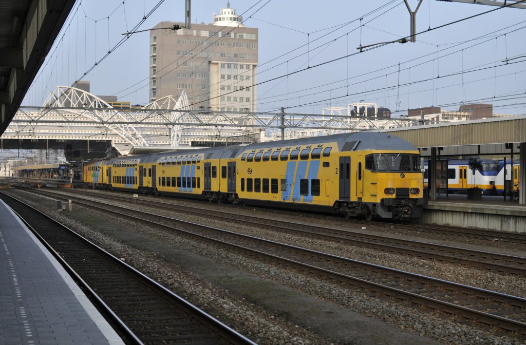 NS DD AR mit schnellzug Breda - Amsterdam, hier bei Einfahrt von Leiden am 15.03 2011.