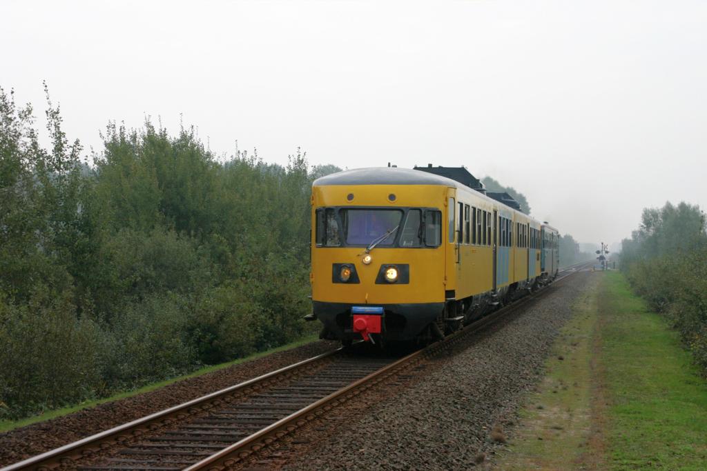 NS Dieseltriebwagen D II ist am 14.10.2006 bei Klarenbeek 
nach Apeldoorn unterwegs.