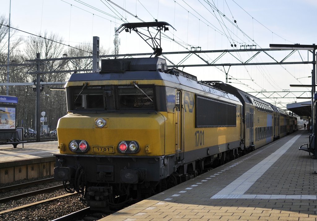 NS E 1701 ist jetzt die lteste ellok in betrieb bei NS, hier mit IR von Amsterdam nach Dordrecht am 17.02 2011.