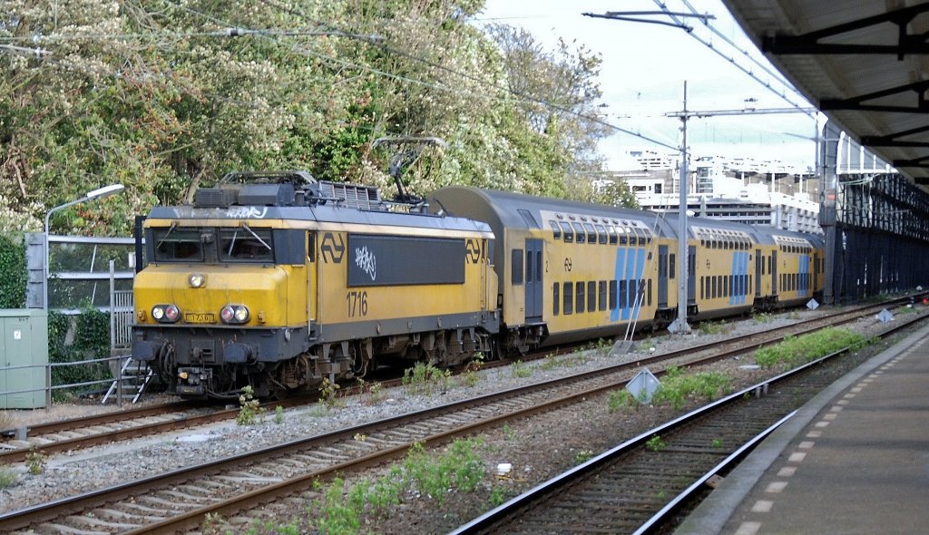 NS E 1716 mit Doppelstock IC Amsterdam - Zandvoort, hier bei Ausfahrt von das Bf Haarlem am 21.10.2010.