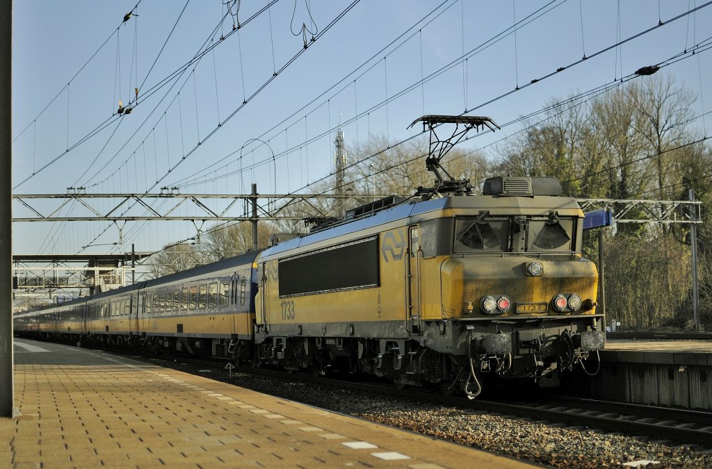 NS E 1733 als Schublok vor ICR typ II wagen mit IC 1900 nach Venlo in Bf Dordrecht am 17.02 2011.