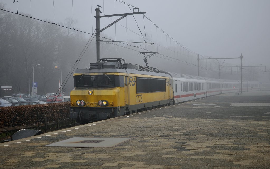 NS E 1773 mit IC nach Berlin hier bei Einfahrt von Amersfoot am 24.02 2011