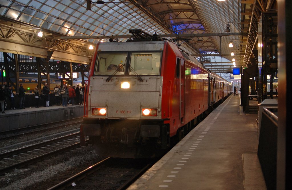 NS E 186 117 mit Fyra von Rotterdam CS nach Amsterdam CS, hier kurz fur die durchfahrt nach Bw Watergraafsmeer am 01.11 2010.