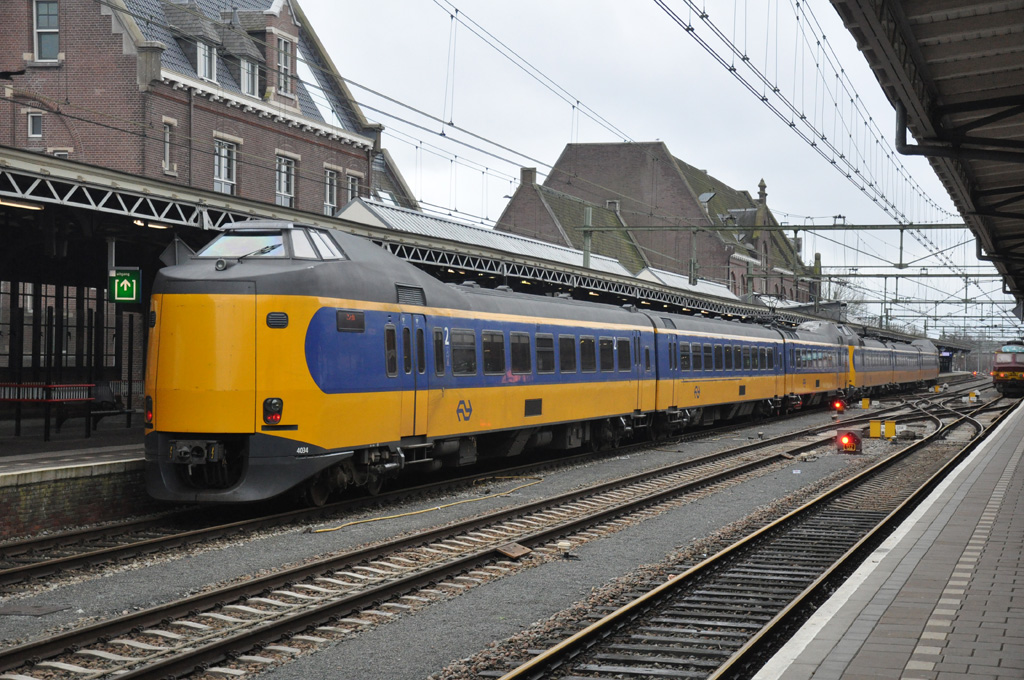 NS ICMm 4034 mit Intercity nach Zwolle, aufgenommen 09/03/2013 in Bahnhof Roosendaal