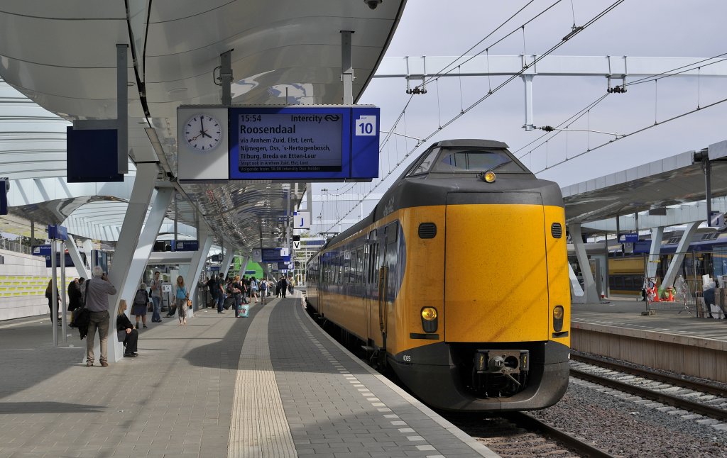NS Koploper 4035 mit IC von Zwolle nach Roosendaal, hier bei Ausfahrt von dass neue Bf Arnhem am 10 sept 2011.
