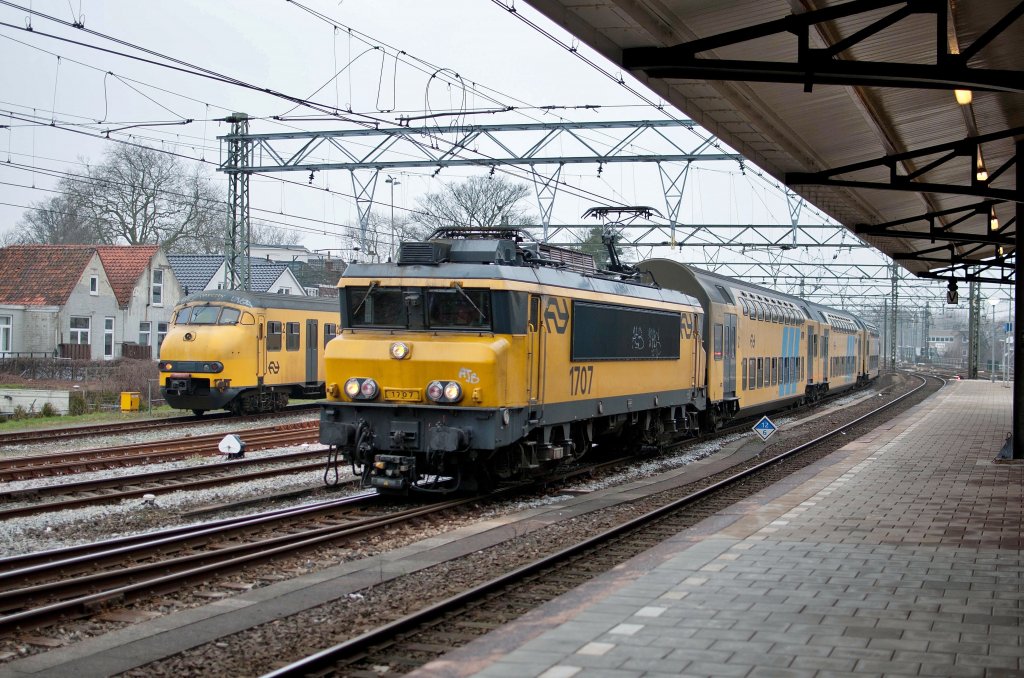 NS Plan V 945 und NS E 1707 mit doppel fhrt ein in Bf Haarlem am 01.03 2011