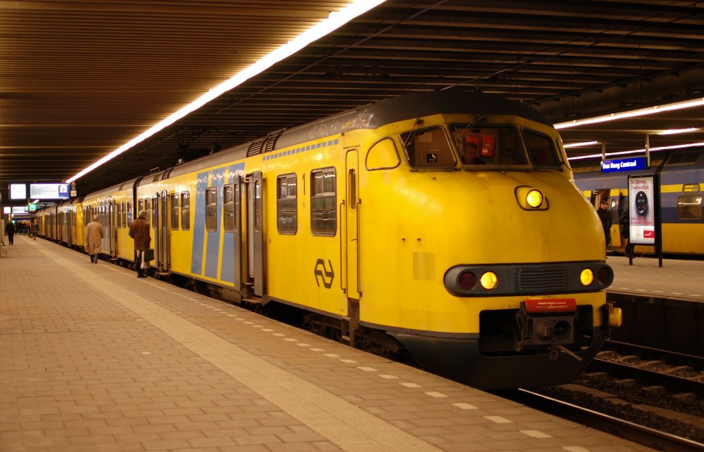 NS Regio Plan V (851 ABk, 466 und 455) nach Utrecht, hier bei Aufstellung in Den Haag CS am 27.01 2011.