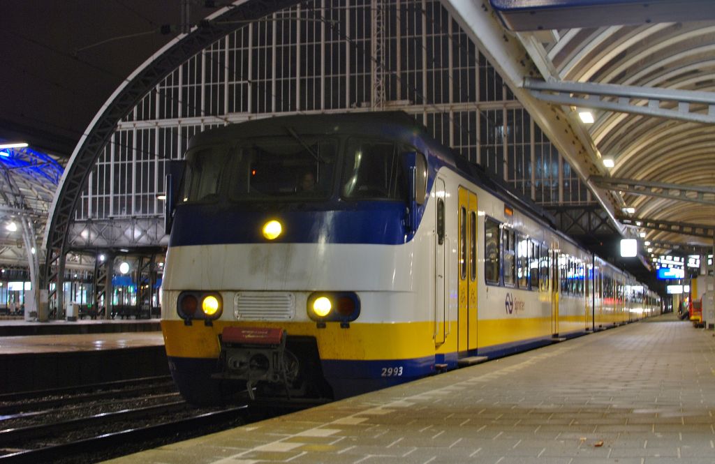 NS Sprinter 2913 mit Regional nach Beverwijk, bei Aufenhalt in Amsterdam CS am 11.01 2011.