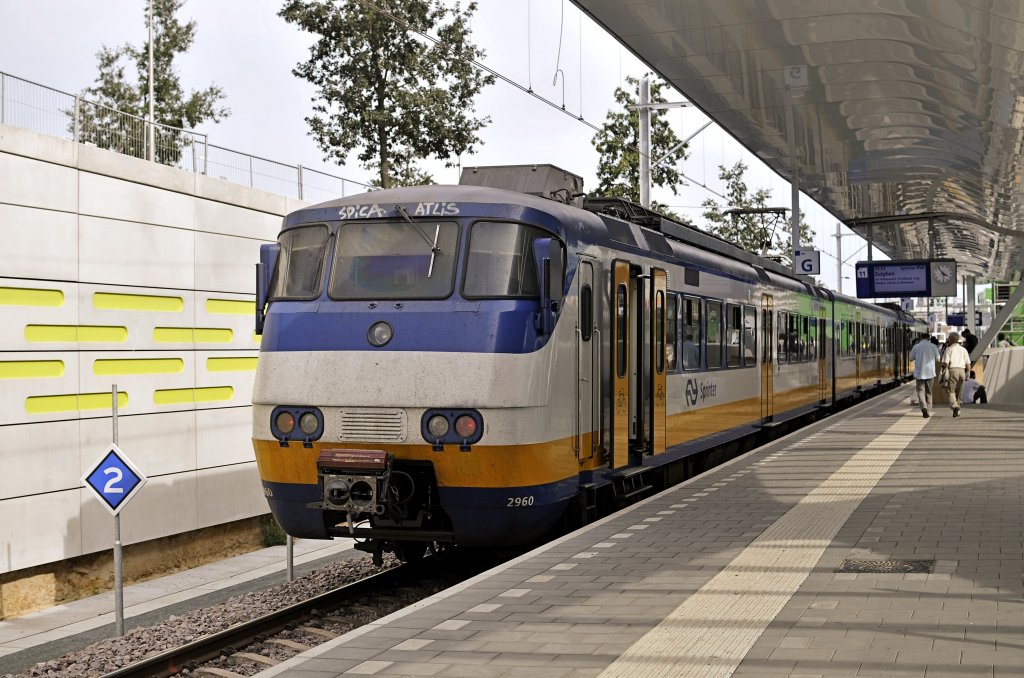 NS Sprinter 2960 nach Zutphen, hier bei aufenhalt in Arnheim am 10 sept 2011.