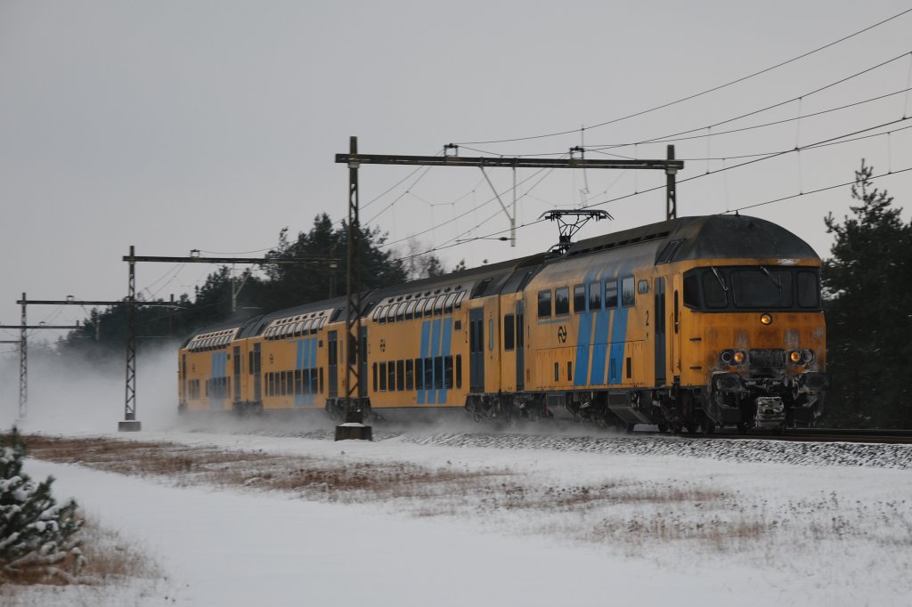 NS Triebzug 7871 mit ein Regionalzug Nijkerk-Zwolle in der Nhe von 't Harde.