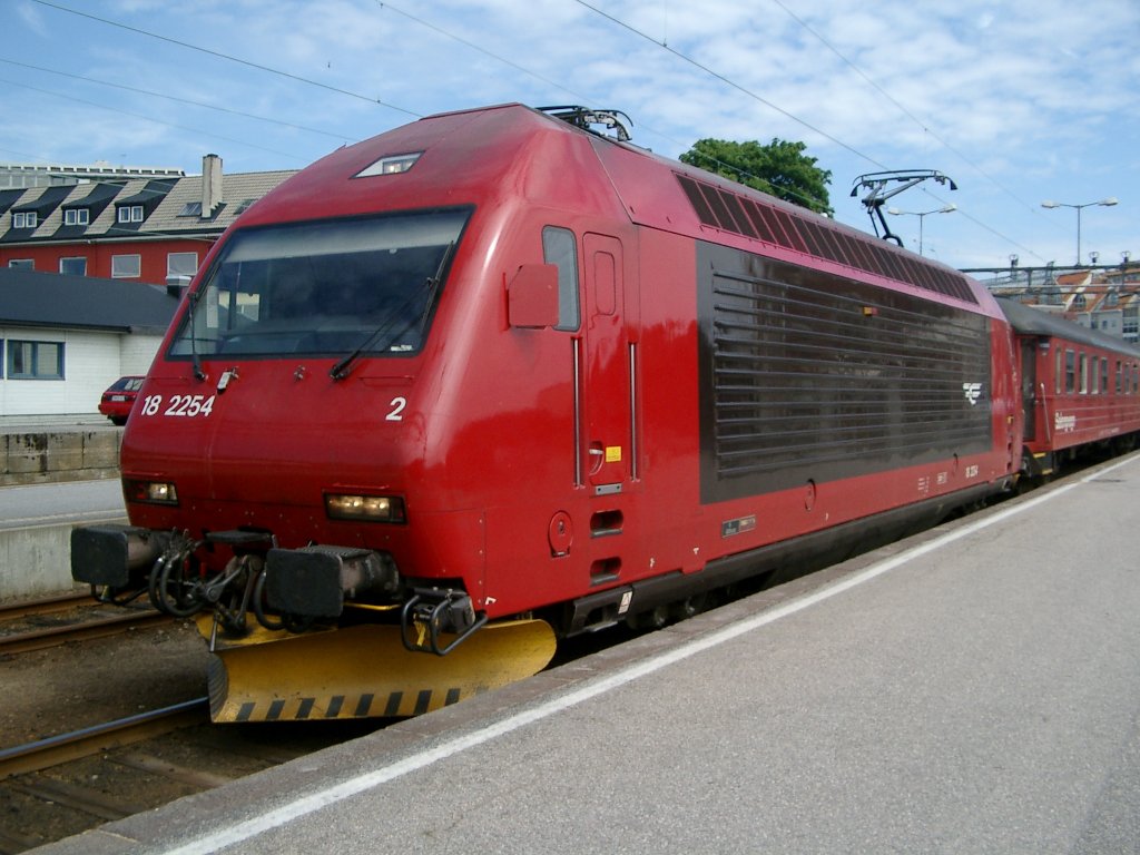 NSB El 18 2254 am 23.06.2005 in Kristiansand.