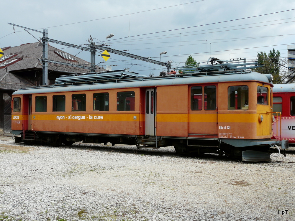 NStCM - Triebwagen BDe 4/4 221 im Depotareal von Nyon am 19.05.2010