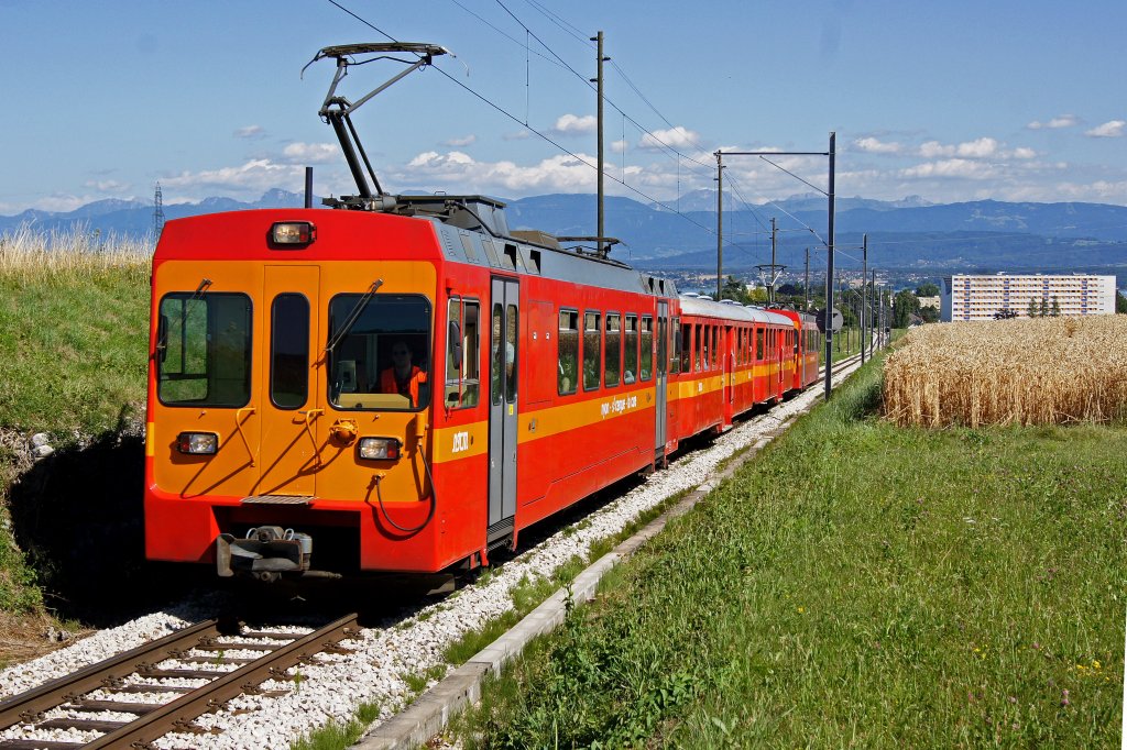 NStCM: Vom 23. bis 28. Juli 2013 wurde das palo festival Nyon von ber 230'000 Musikbegeisterten besucht. Da die meisten Besucher mit den ffentlichen Verkehrsmitteln anreisen und das Festgelnde direkt durch die NStCM erschlossen wird, muss die Schmalspurbahn whrend diesen Tagen auf das letzte verfgbare Rad zurckgreifen. Zwischen dem Festgelnde und dem Bahnhof Nyon verkehrt zustzlich der  TRAIN NAVETTE  der mit den B 341 und B 342 (Baujahr 1949 ex BD/ex BTI) gefhrt wird. Soweit mir bekannt ist, werden diese bereits historischen Wagen nur noch fr diesen Grossanlass in Betrieb genommen. Die Aufnahme stammt vom 17. Juli 2012.
Foto: Walter Ruetsch