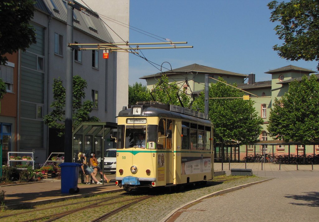 NTB Tw 50 steht abfahrbereit als Linie 4 zur Vogelwiese neben dem Bahnhofsvorplatz in Naumburg; 06.06.2011 