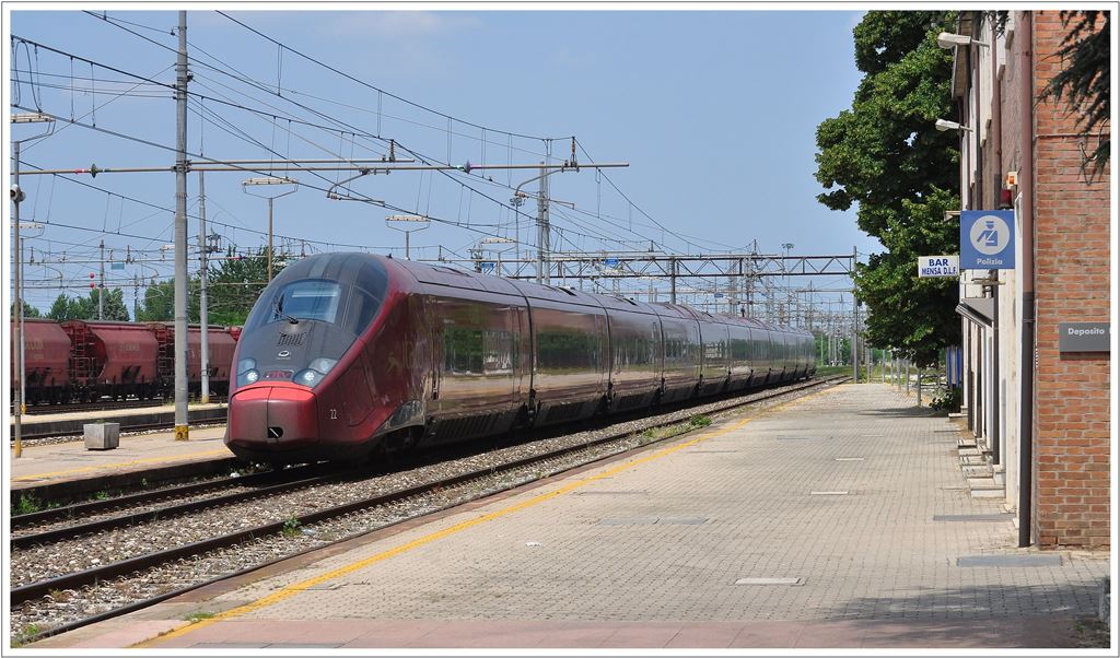 NTV.italo 22 (Nuovo Trasporto Viaggiatori)auf dem Weg von Venezia SL nach Roma durchfhrt den verschlafenen Bahnhof Rovigo. (15.06.2013)