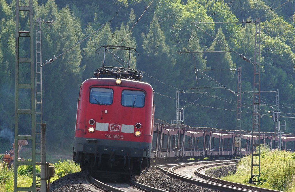 Nummer 2: 140 569-5 mit leerem Autotransportwagen ebenfalls in Richtung Gttingen. Aufgenommen am 20.07.2010 bei Freden(leine).