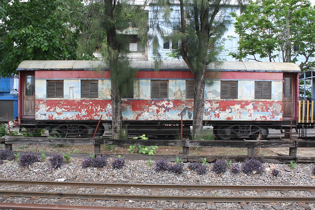 Nummernlosen 4achsigen Pesonenwagen (Hersteller: Magor/USA, Bauj.1944, Fabr.Nr.51109) als Teil des  LIBRARY TRAIN  beim Bahnhof Bang Sue Junction am 16.Mrz 2011.