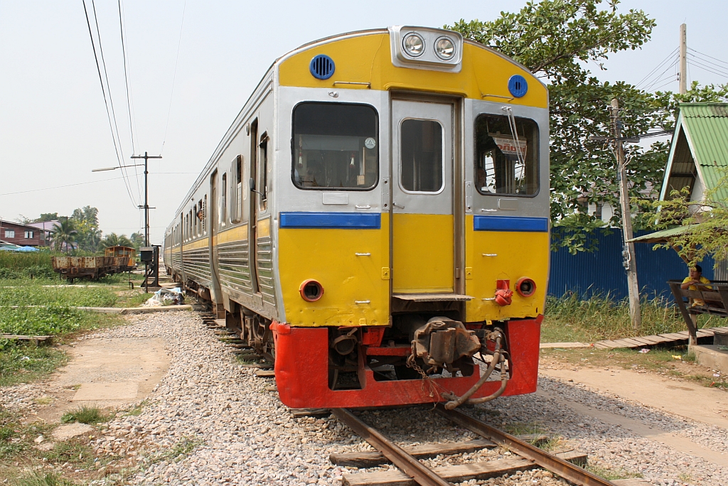 Nummernloser Triebwagen am 27.Mrz 2010 im Bf. Ban Laem.