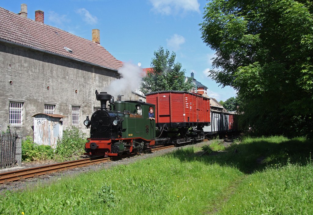 Nun als Gmp 700 unterwegs, erreicht der Zug den Hp.Oschatz Lichtstrae, 04.06.2010.