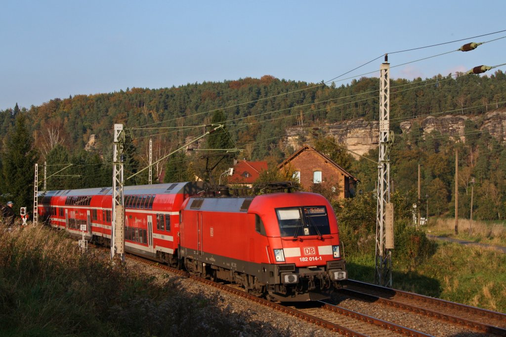 Nun auch ein Bild von mir zum Stier-Einsatz auf der S1 zwischen Meien/Meien-Triebischtal und Bad Schandau/Schna: 182 014-1 beschleunigt am 21.10.'11 ihre S1 aus Rathen heraus, aufgenommen kurz vor Strand.