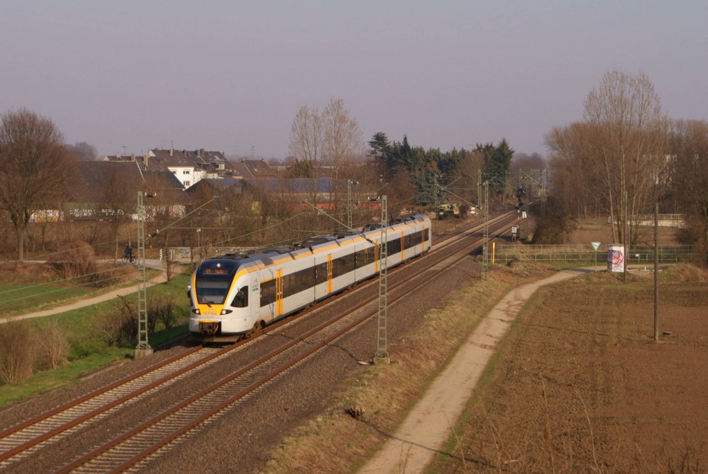 Nun denn, auch die Eurobahn gehrt zum alltglichen dazu, weshalb auch der dort verkehrende RE 13 von Hamm (Westf) nach Venlo (NL) fotografiert wurde. Hier wird er ebenfalls in Krze den Bahnhof Mnchengladbach-Lrrip durchfahren. (16.03.2012)