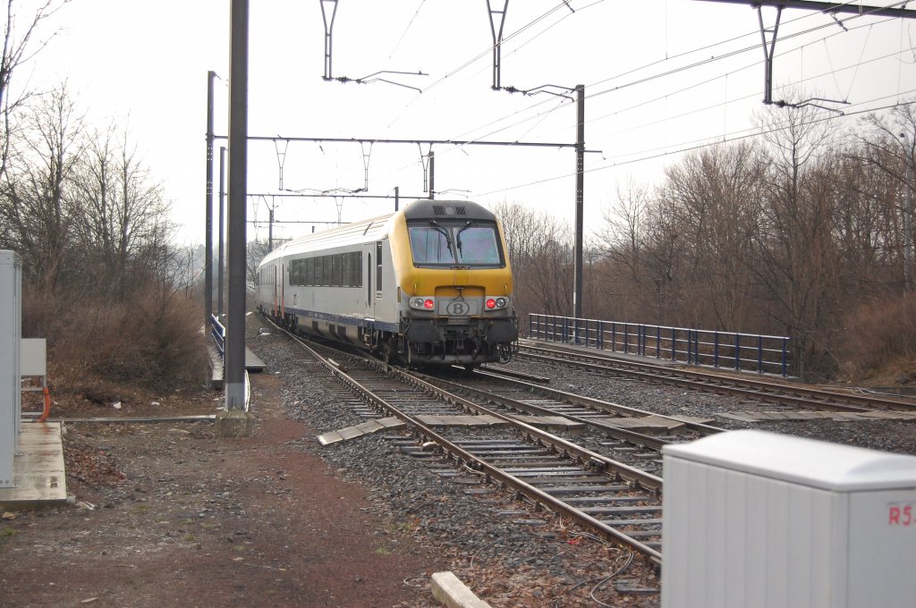 Nun das ist das Ende! Das Ende vom IC nach Oostende, das sich in Form des Steuerwagen zeigt. Der Zug verlsst soeben den Bahnhof Eupen in Richtung Welkenraedt. 14.3.2010