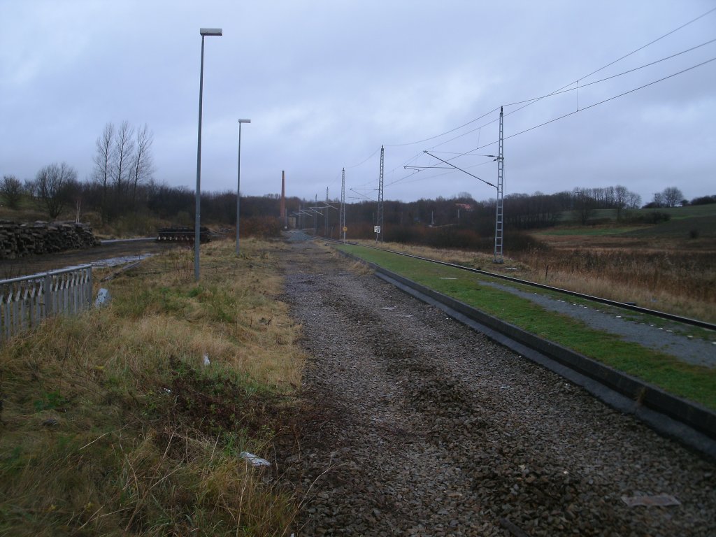 Nun erkennt man das frhre Gleis 1,in Sagard,nur noch an dem Schotterbett was noch brig geblieben ist.Aufnahme vom 02.Dezember 2011.