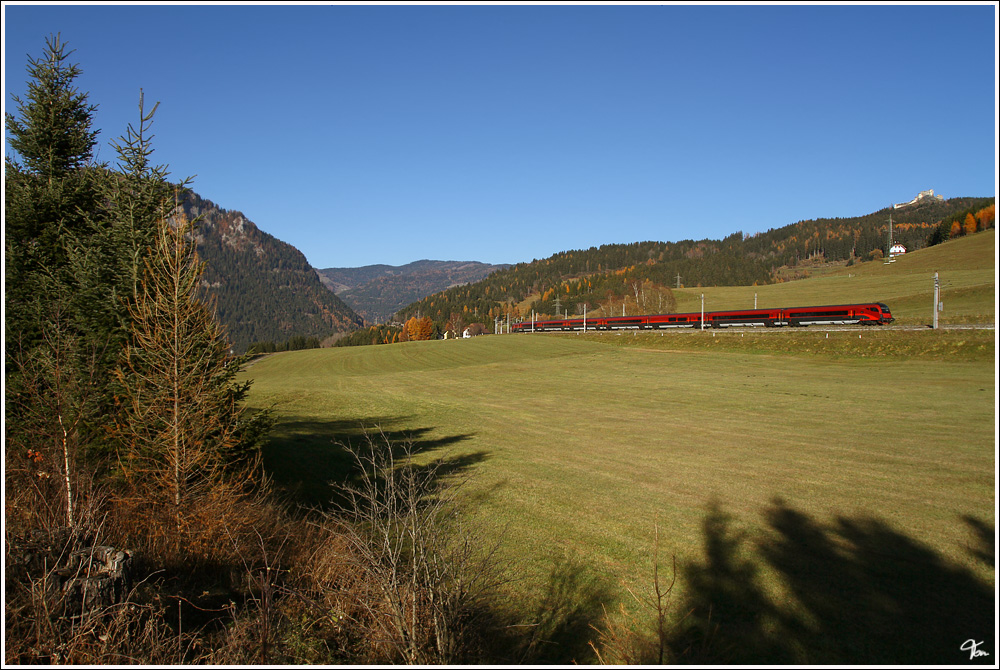 Nun ist es soweit - einer der ersten planmsigen railjet auf der Kronprinz Rudolfs Bahn. 1116 240 fhrt mit railjet 533 von Wien Meidling nach Villach Hbf vorbei an der Ruine Steinschloss am Neumarkter Sattel.
Mariahof 13.11.2011
