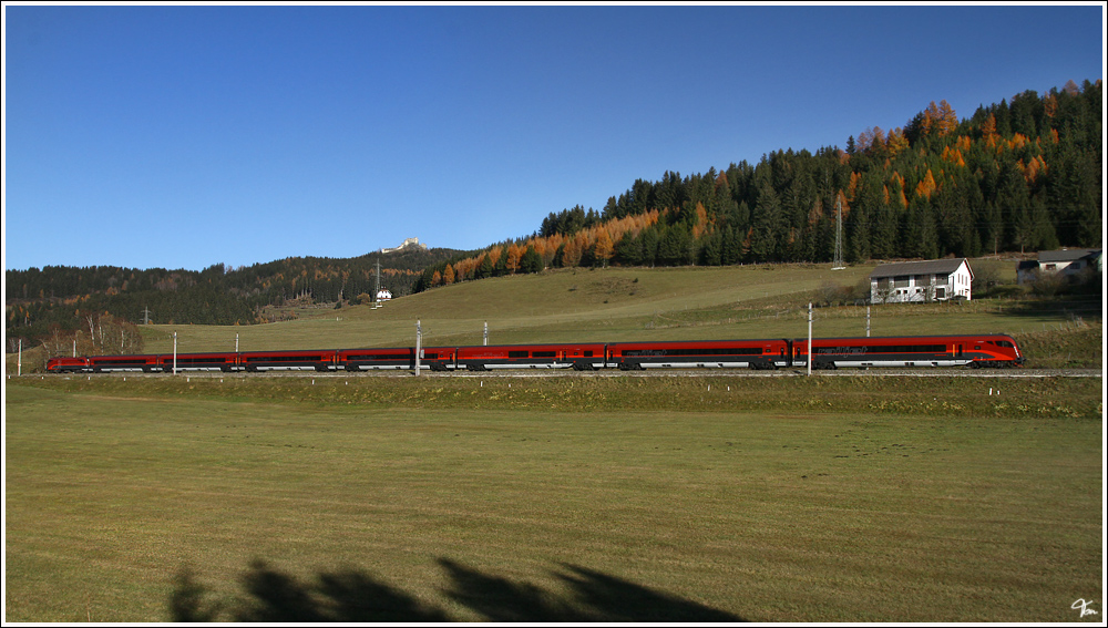 Nun ist es soweit - einer der ersten planmsigen railjet auf der Kronprinz Rudolfs Bahn. 1116 240 fhrt mit railjet 533 von Wien Meidling nach Villach Hbf vorbei an der Ruine Steinschloss am Neumarkter Sattel. 
Mariahof 13.11.2011

