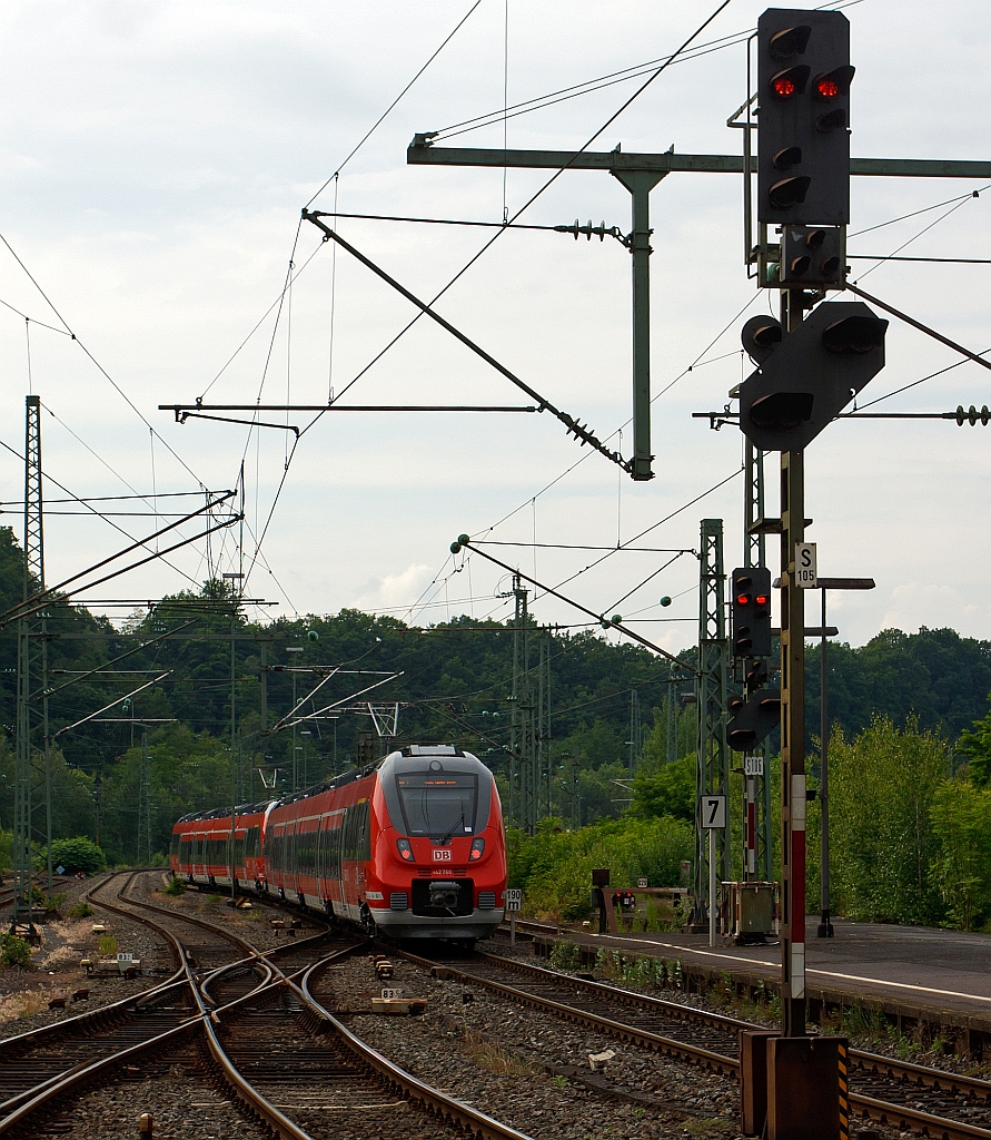 Nun ist es soweit, hier als Nachschu, die Hamster fahren auf der Siegstrecke - 442 257 und 442 260 (Zwei gekuppelte 4-teilige Talent 2) haben am 12.06.2012 als RE 9 (rsx - Rhein-Sieg-Express) Siegen - Kln - Aachen den Bahnhof Betzdorf (Sieg) in Richtung Kln verlassen.