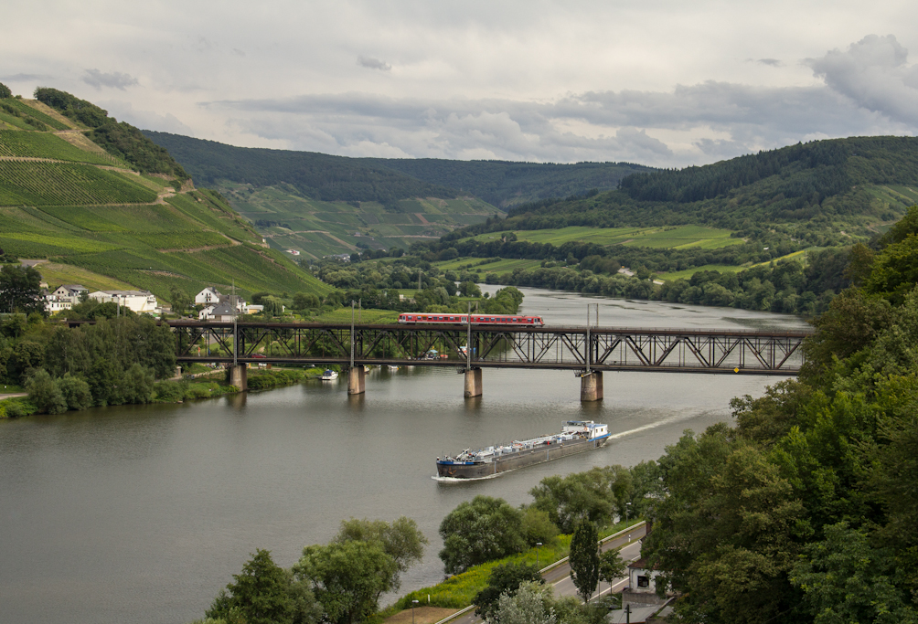 Nun habe ich die ersten 5 Bilder einer Serie von der Mosel und dem Rhein auf Lager.
628-648 rollte am 2.8.2012 als RB nach Traben Trarbach ber die Moselbrcke in Bullay.