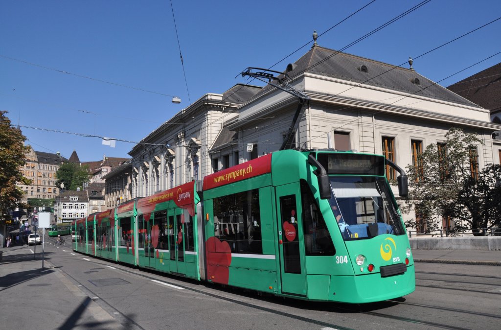 Nun haben auch die Combinos 304 und 306 ein FREE WLAN. Hier fhrt der Combino 304 auf der Linie 8 Richtung Haltestelle Bankverein.Die Aufnahme stammt vom 15.08.2012.
