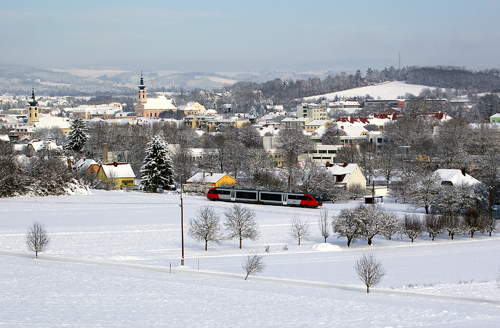 Nun hat es der Winter auch ins Pinkatal geschafft. 5022 042 fhrt als R2778 von Oberwart nach Friedberg. Pinkafeld, 04.12.2010
