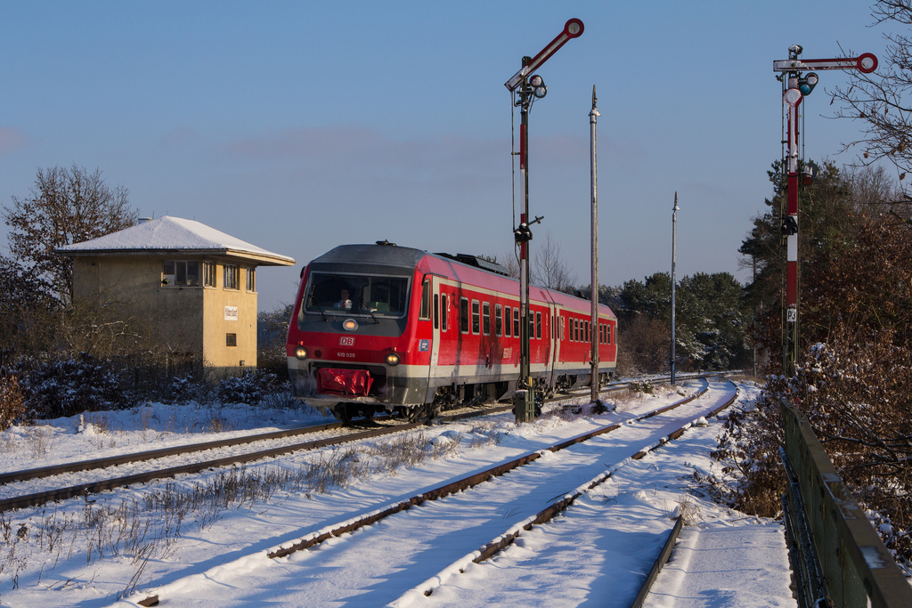 Nun hat das Motiv endlich mal bei Sonne geklappt.:-)
610 020 als RE 3560 in Hiltersdorf.(8.12.12)