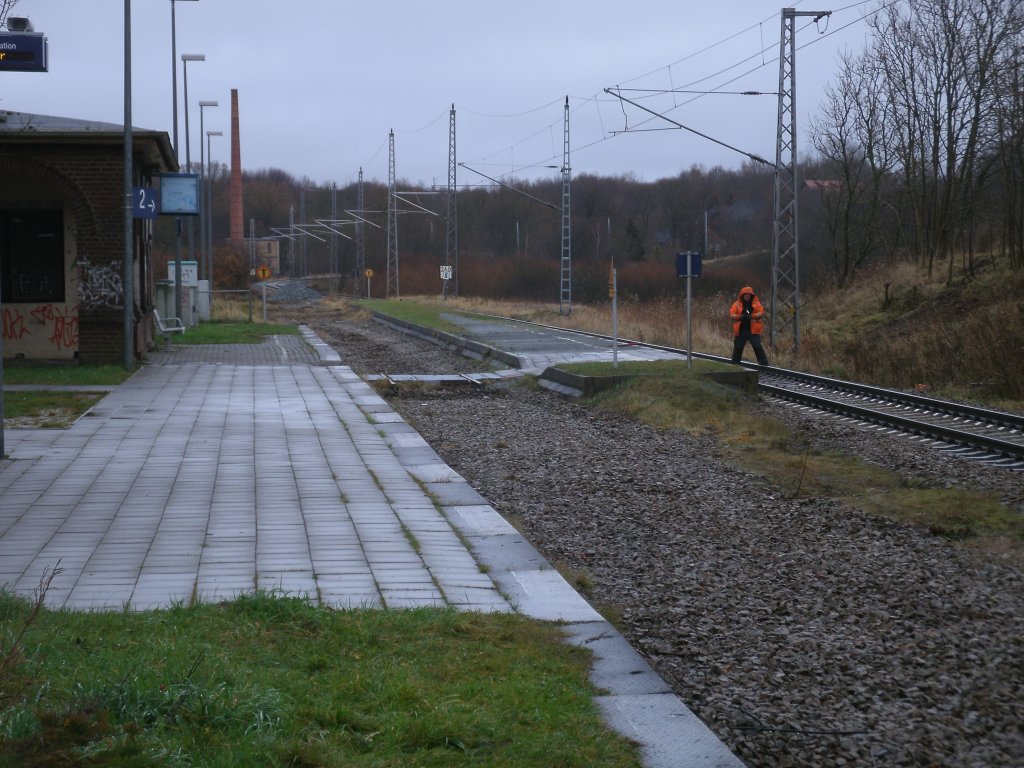 Nun hat Sagard seine Bezeichnung Bahnhof verloren und ist nur noch ein Haltepunkt.Als ich am 03.Dezember 2011 dort war,war nach meinen letzten Besuch dort das Gleis 1 ausgebaut nur noch das durchgehende Hauptgleis ist geblieben.