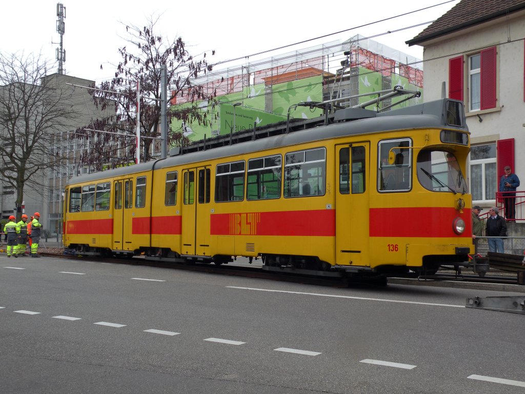 Nun hat der Wagen seine Endposition erreicht. Jetzt beginnen die Vorbereitungen um den Dwag auf die Strasse zu legen. Die Aufnahme stammt vom 10.11.2011.  
