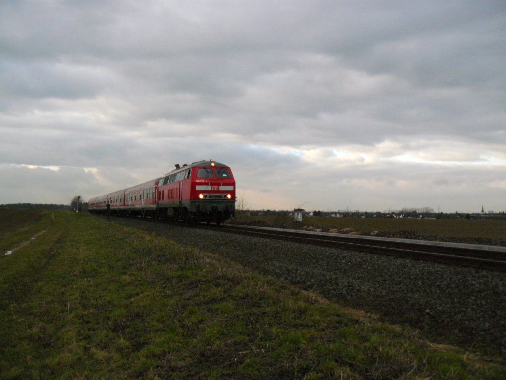Nun hier das Objekt der Begierde: 218 139-4 kurz vor Rheinbach. Wre sie noch eine Minute spter gekommen, wre das Licht noch suboptimaler gewesen, als es sowie so schon war. 19.1.2011 15:26 Uhr