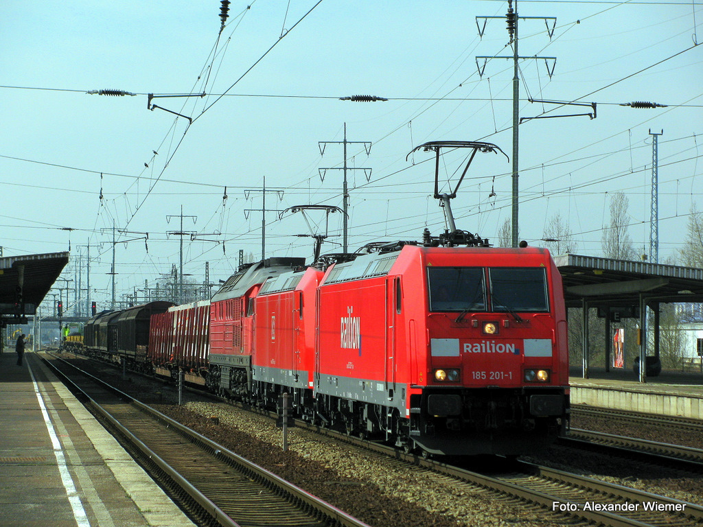 Nun kam ein Dreierpack der DB mit 185 201-1; 185 016-3 und einer unbekannten 232er. Diese bespannten einen gemischten Gterzug Richtung Grnauer Kreuz am 08.04. durch Berlin Schnefeld Flughafen.