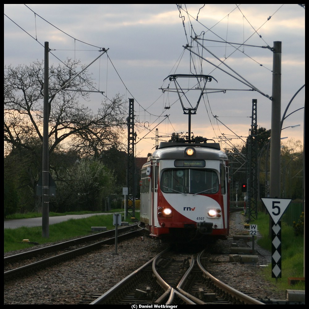 Nun kommen mal wieder Bilder mit Tageslicht von mir. Hier fhrt der OEG 107 als Zugfahrt in den Edinger OEG Bahnhof. Man beachte die Weiche direkt im Vordergrund.