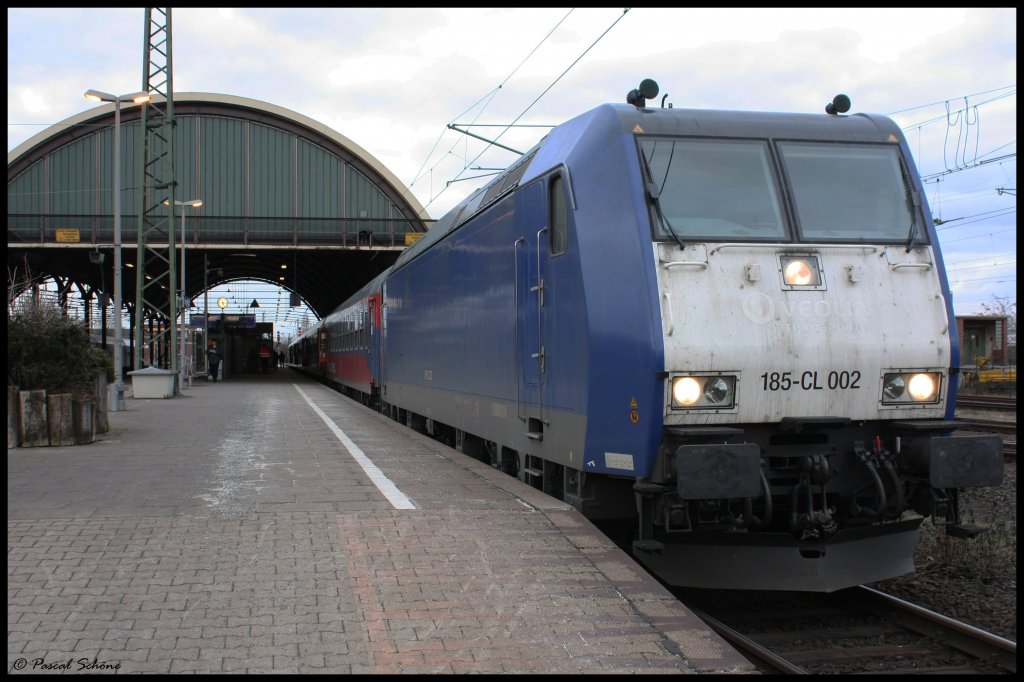 Nun das letzte Bild meine  Gladbacher Fototour . Hierbei handelt es sich ebenfalls um den von der Eurobahn befahrenen RE13. Die hier zu sehende Lok nummer 185 002 ist eine Ex Veolia Maschine. Dieser Park war ebenfalls mit gemischten Wagen bestckt.
21.02.10 17:15