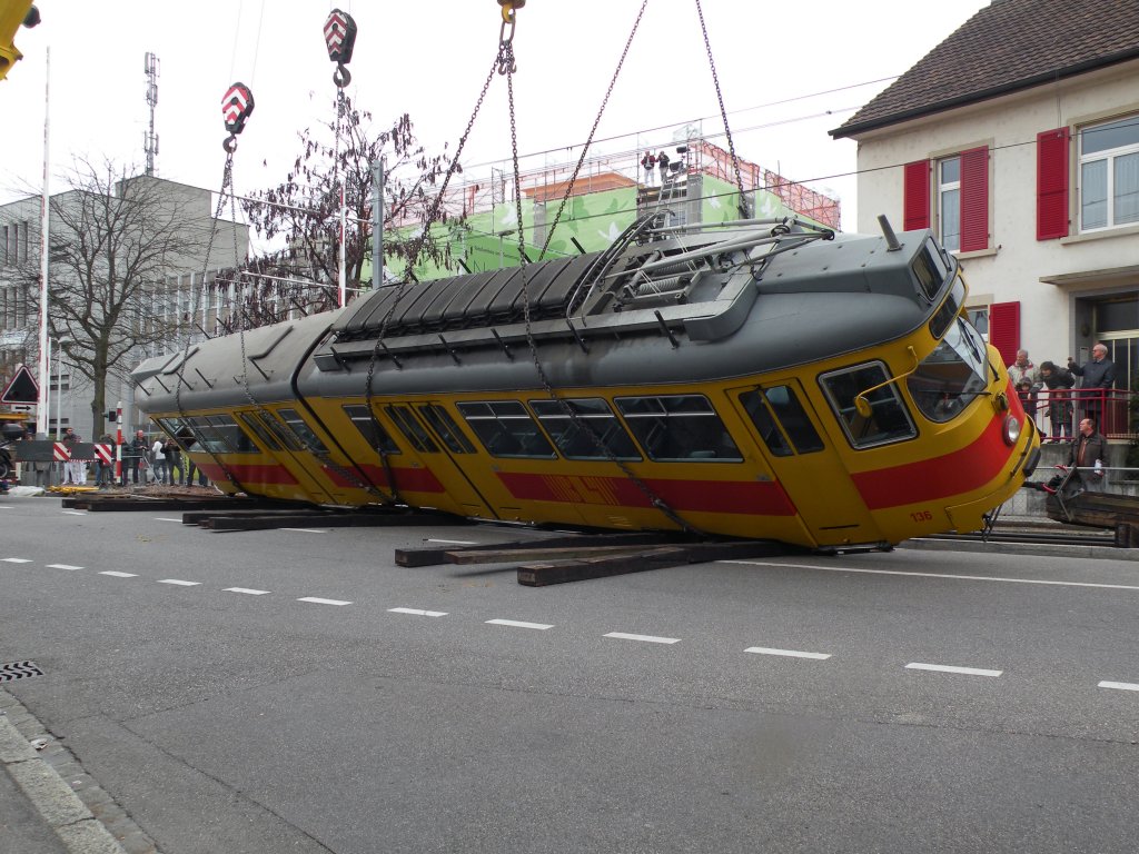 Nun liegt der Dwag 136 arg in schrglage. Bald liegt er auf der Strasse. Die Aufnahme stammt vom 10.11.2011.