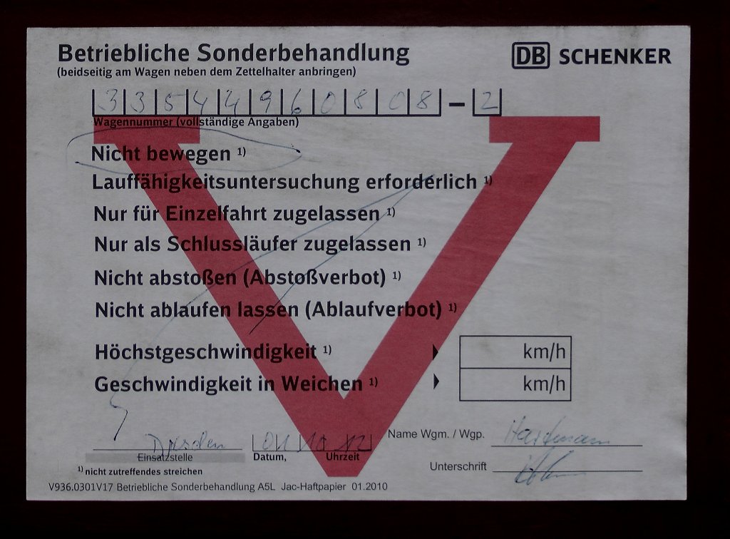 Nun lftet sich das Geheimnis des Sggrrs , abgestellt in Rathmansdorf.
Der  Wagen unterliegt der Betrieblichen Sonderbehandlung und darf nicht bewegt werden.
28.10.2012   15:37 Uhr Rathmansdorf
