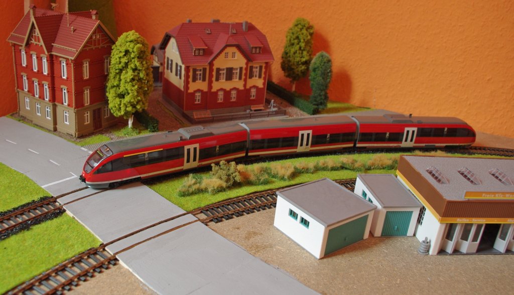 Nun im Nheren die Triebzge, die auf unserer Anlage ihren Planverkehr leisten. Den Desiro der NWB hatte ich ja bereits einmal vorgestellt. Hier 643 005-5 Talent der DB. Ausgestattet mit Sounddecoder. Hersteller: BRAWA.