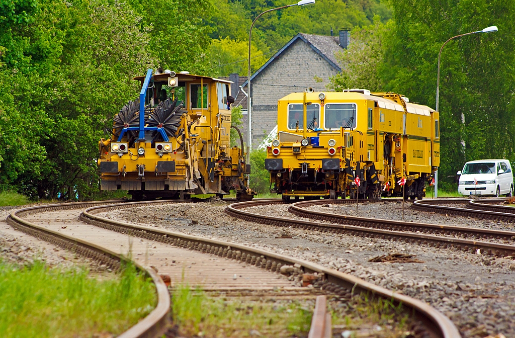 Nun sind die Gleise nicht mehr so wellig....

Links die Deutsche Plasser Schotterverteil- und Planiermaschine SSP 110 SW (Schweres Nebenfahrzeug Nr. 97 16 40 549 18 - 6)  und rechts die Plasser & Theurer Universalstopfmaschine 08 - 275 Unimat 3S Y (Schweres Nebenfahrzeug Nr. 97 43 41 523 17 - 9), welches eigentlich eine halbautomatisch arbeitende Nivellier-, Hebe-, Richt- und Stopfmaschinen ist, der DGU (Deutsche Gleisbau Union), bei den letzten Arbeiten am 15.05.2013 in Herdorf auf der Gleisanlage der KSW (Kreisbahn Siegen-Wittgenstein).