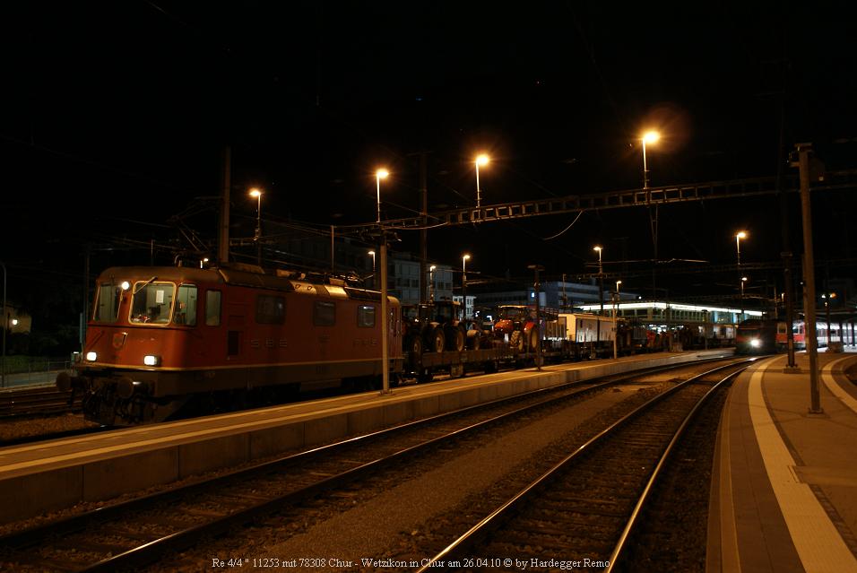 Nun steht er fahrbereit und wartend auf den kommenden, neuen diensthabenden Lokfhrer, den ich hatte Feierabend:
Der 78308 nach Wetzikon mit Re 4/4  11253 an der Spitze
Chur 26.04.10