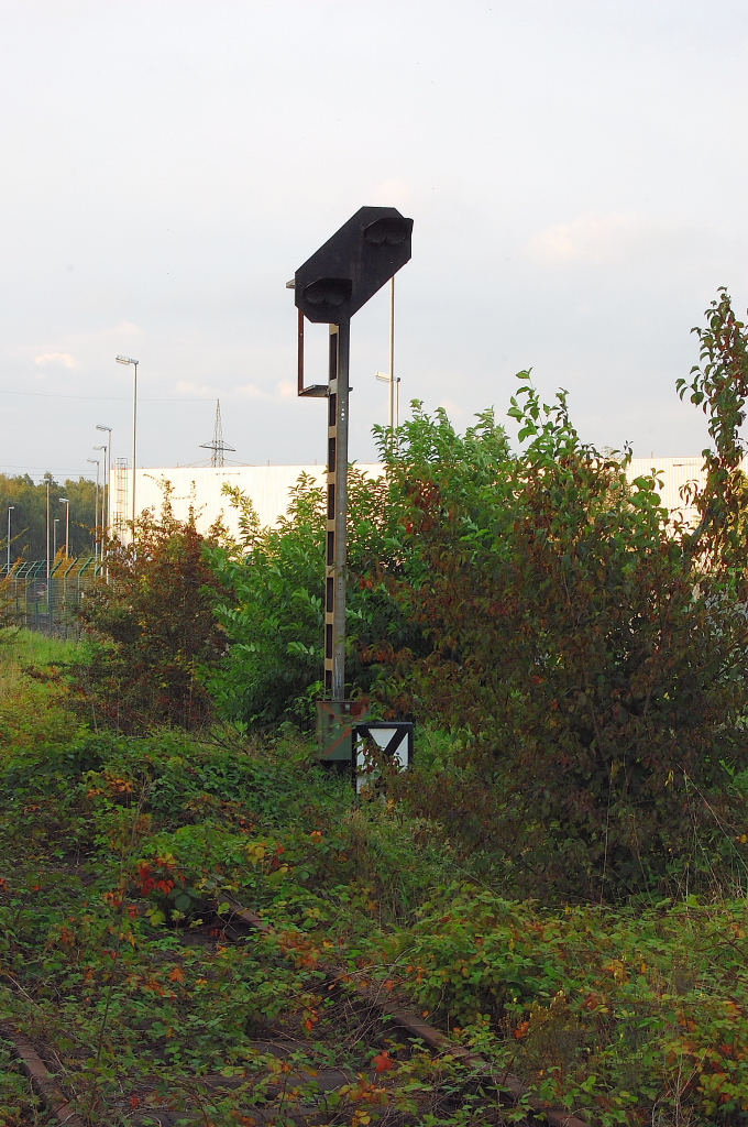 Nun, der stillgelegten ehemaligen rheinschen Eisenbahnstrecke angepasst ist das Vorsignal hier beim Krefelder Edelstahlwerk nat�rlich auch Ausserbetrieb. 8.September 2010