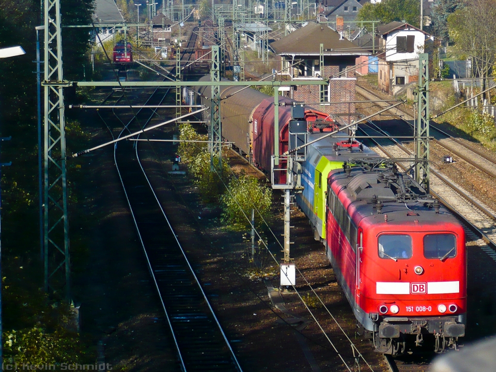 Nun verlässt der schwere Güterzug mit vorgespannter 151 008-0 den Bahnhof Probstzella, um die starken Steigungen im Frankenwald zu bewältigen. Hinten schiebt sogar noch 151 132-8. (23.10.2010)